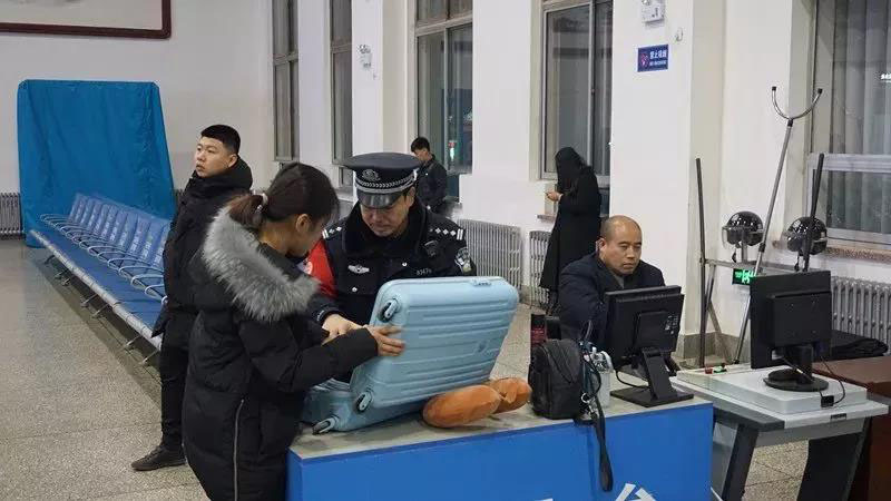 圖為民警堅守在憑票候車、安檢查危陣地