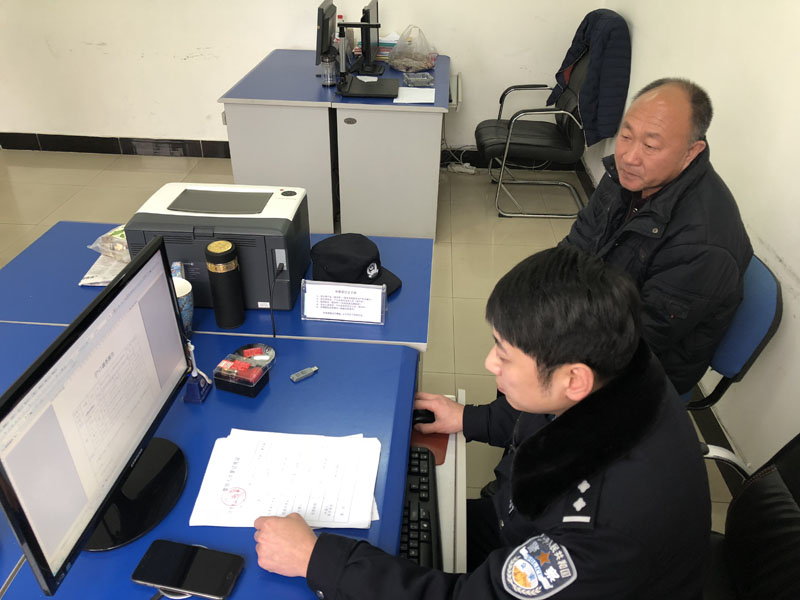 圖三午飯時，民警給居民辦理落戶口