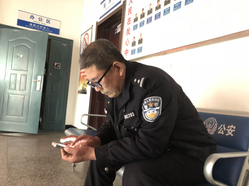 圖六結束一天工作，老民警董紹印坐下休息