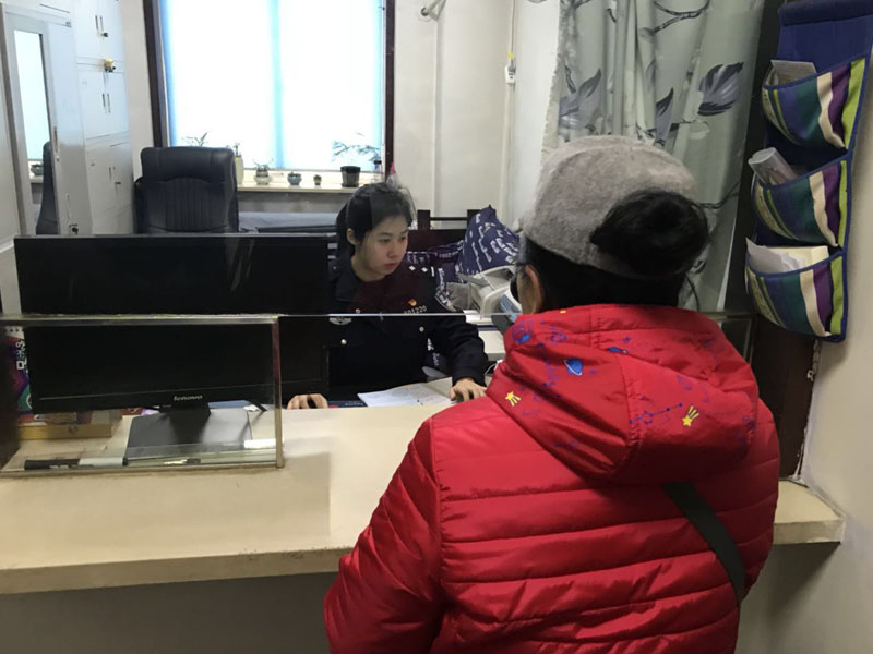 車佳瑩為楊阿姨辦理戶籍業(yè)務
