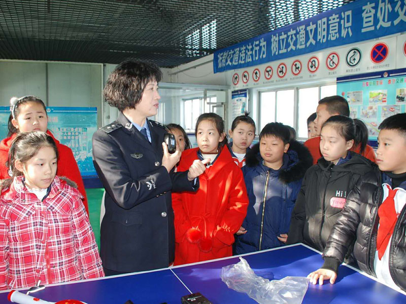 圖三民警向?qū)W生們展示講解了執(zhí)法記錄儀、酒精檢測(cè)儀、警務(wù)通等執(zhí)法裝備使用