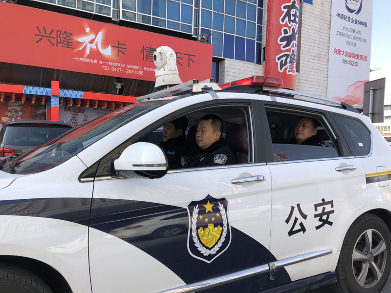 圖十 民警在巡邏中，定點(diǎn)停留