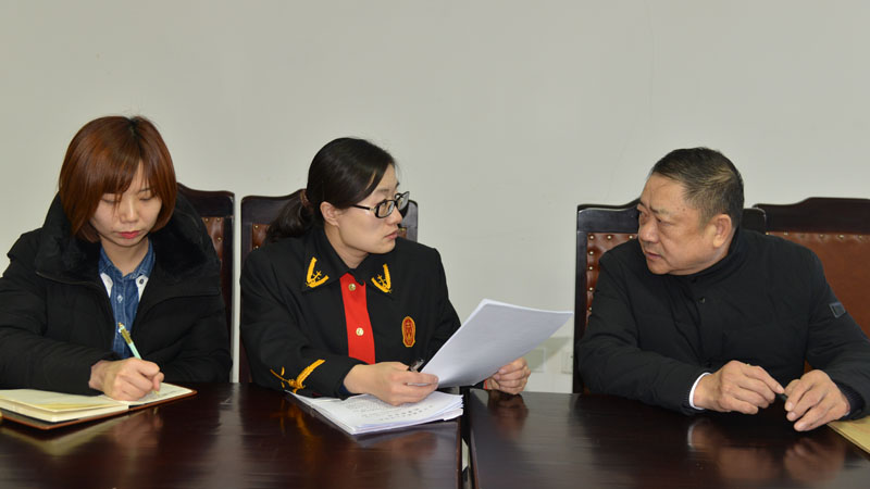 圖四，記者與周新蕊一起解答疑問