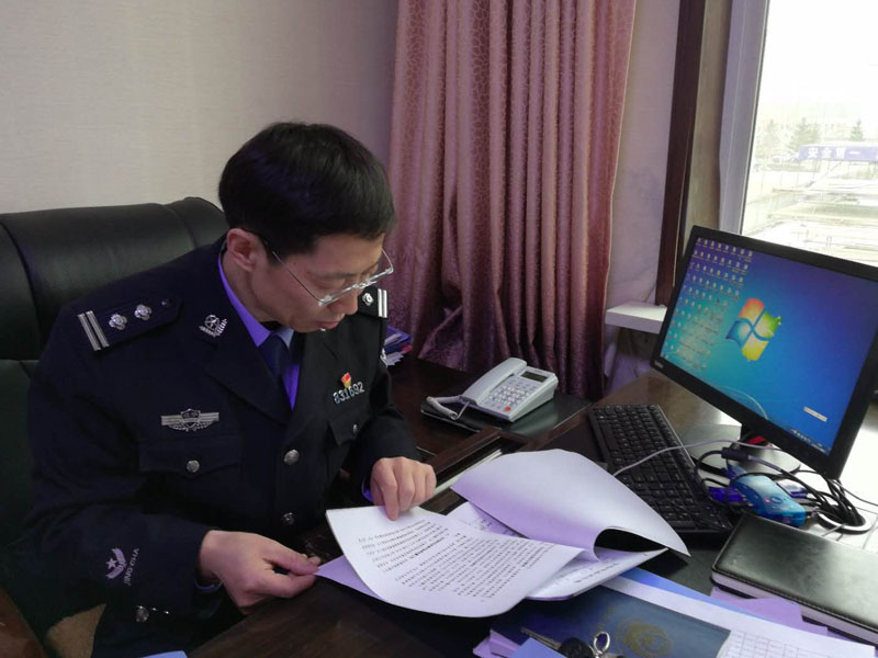 圖二，社區(qū)警務大隊大隊長張宏偉翻閱文件