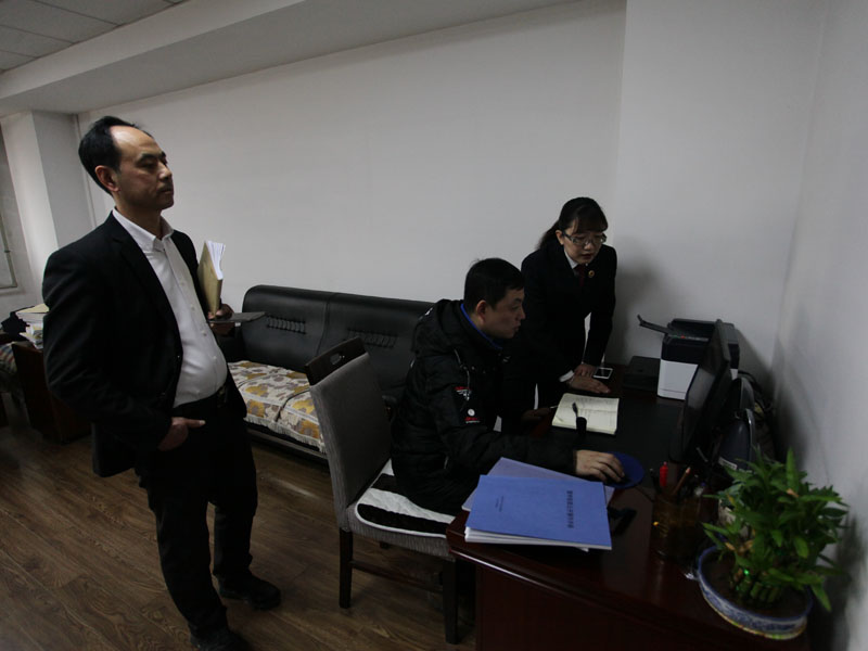 記者為律師進行微信綁定，以后就可以在微信上查看案件信息了