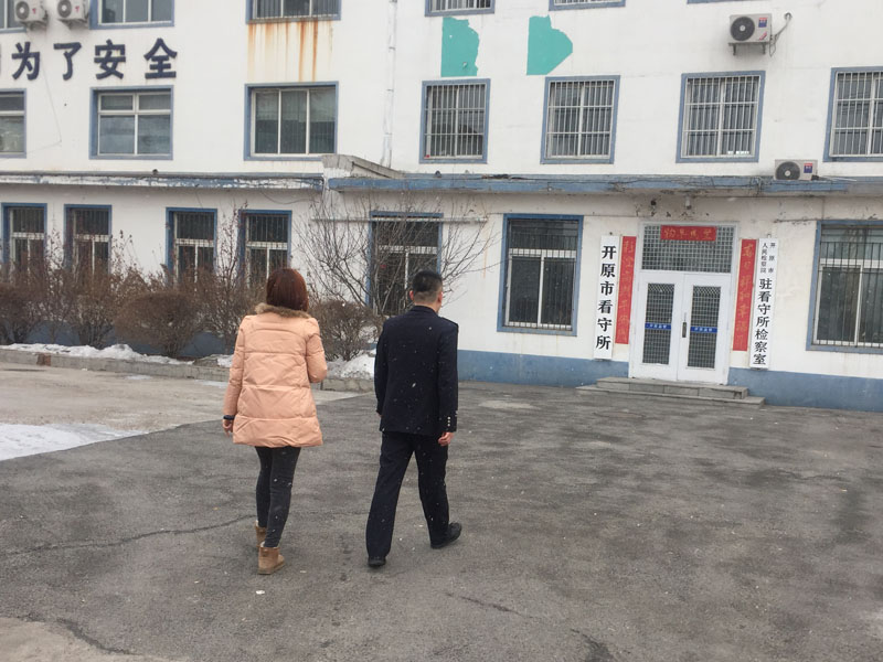 圖四，記者跟隨辛楊來(lái)到看守所