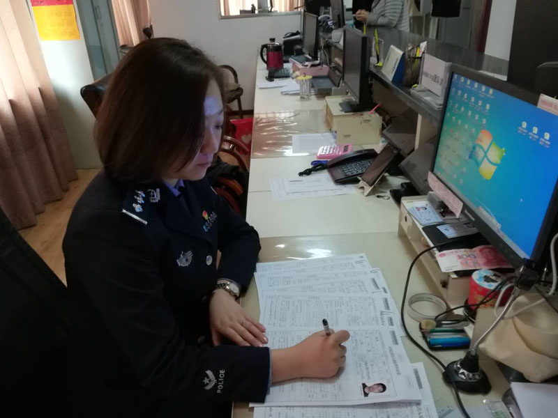 圖三，劉莉準備表格