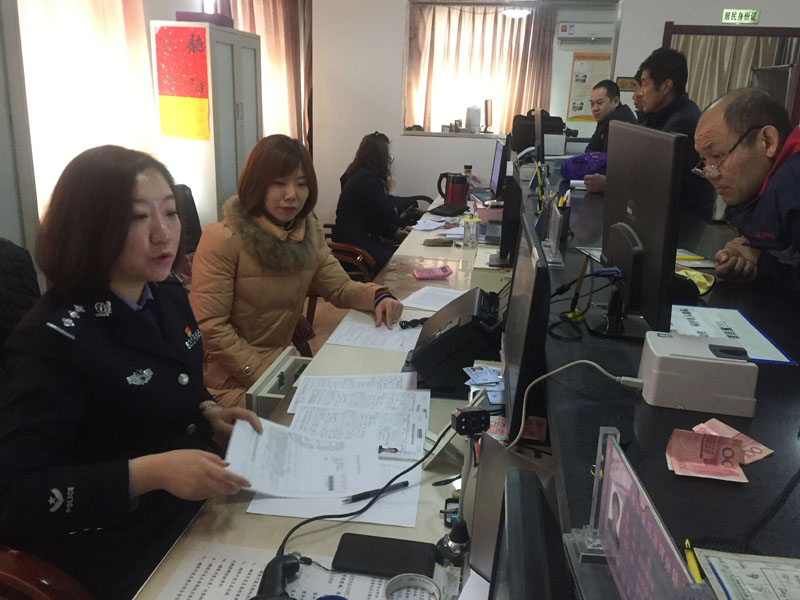 圖五，記者和劉莉耐心接待每一位市民