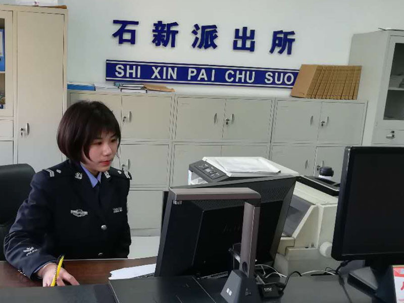 3月8日，輔警薄冬雨在派出所值班(1)