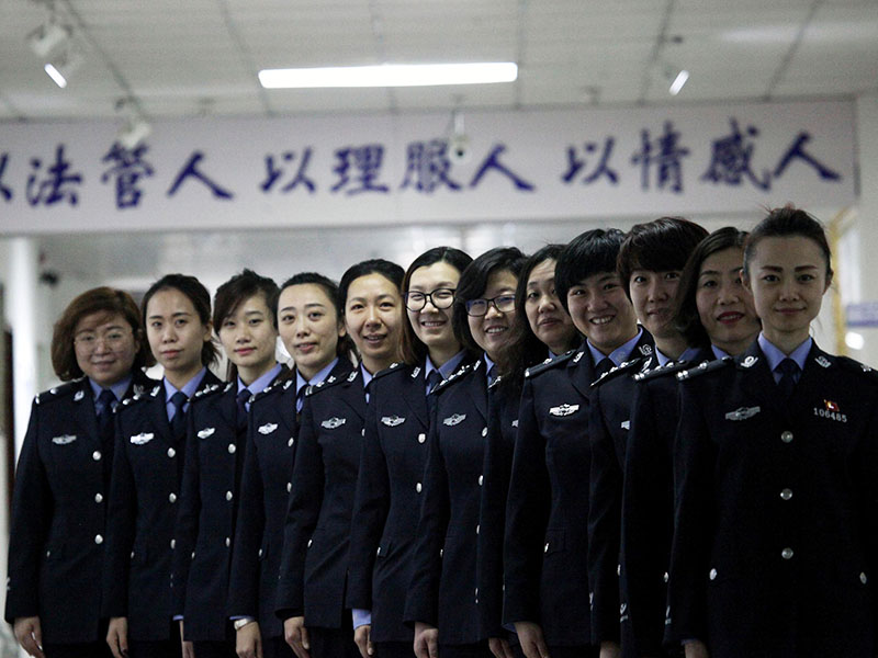 “以法管人、以理服人、以情感人”是這些有著大愛之心的女管教們的工作準(zhǔn)則1