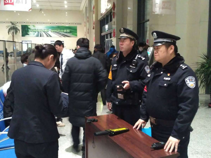 圖五，高弘毅和民警疏導(dǎo)乘客