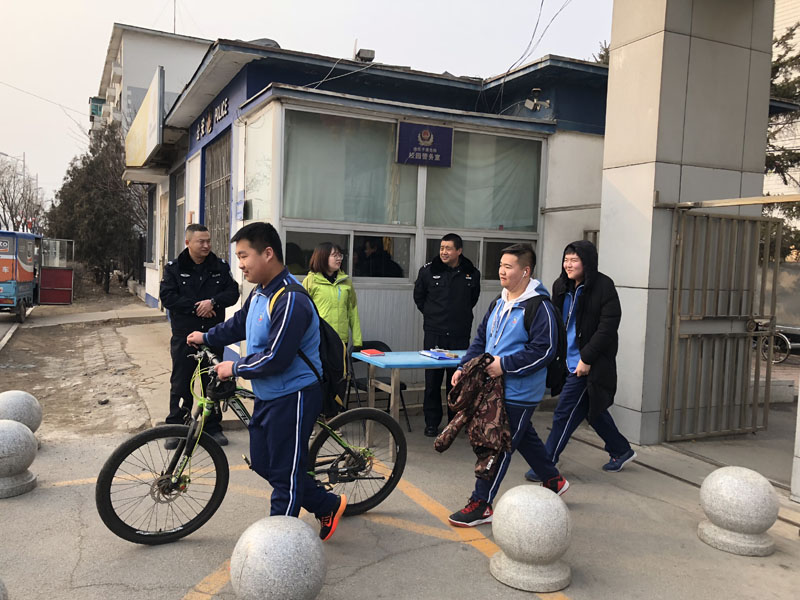 （圖三）記者在校門口站崗，守衛(wèi)校園安全