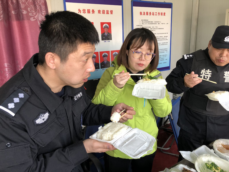（圖二）在臨時(shí)休息站吃午飯