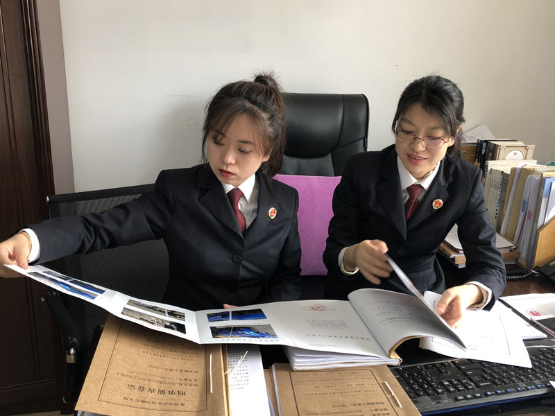 圖一：陳月（右一）告訴記者（左一）如何審查、分析案卷。
