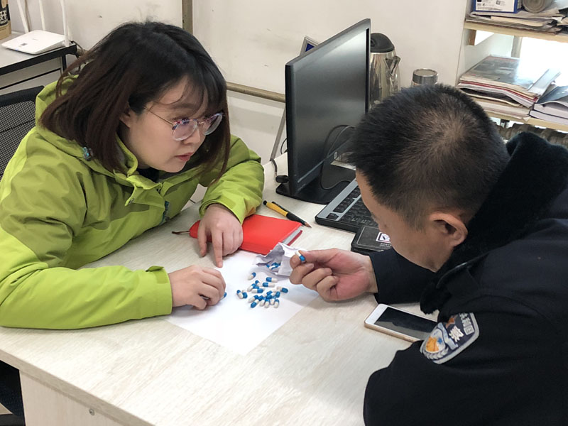 （圖一）食藥偵大隊民警對記者進(jìn)行崗前培訓(xùn)