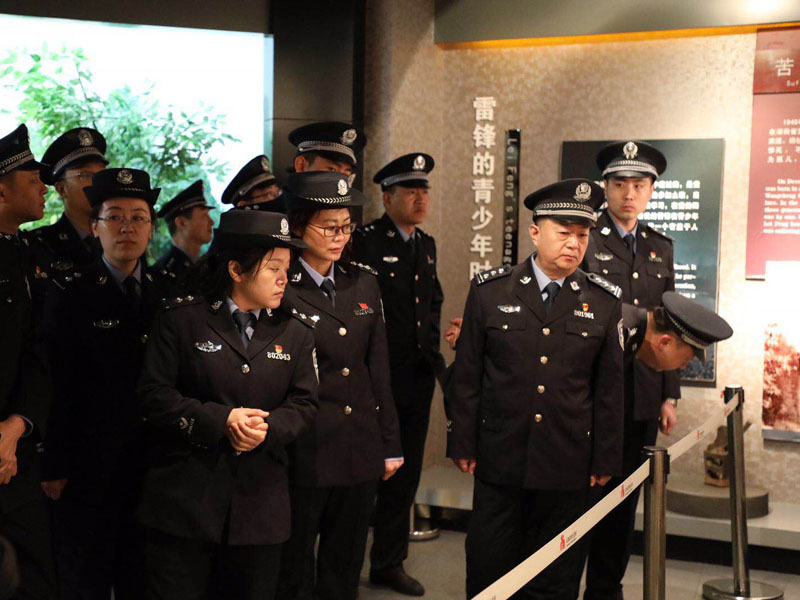 遼陽(yáng)市公安局太子河分局青年民警參觀雷鋒紀(jì)念館2