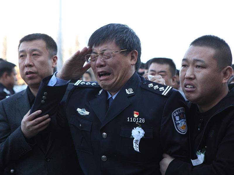 鐵骨錚錚的警察父親李浩，望著兒子的遺像再也控制不住自己的眼淚，英雄的父親給兒子敬禮