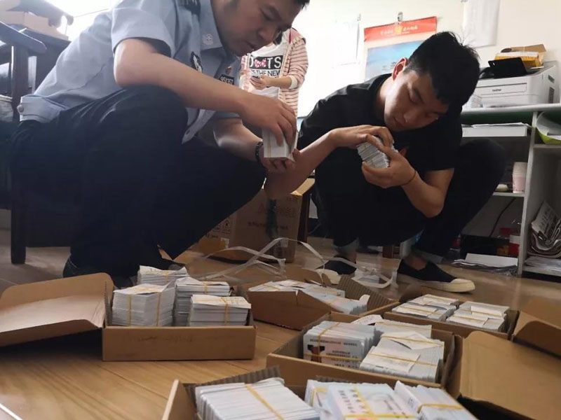 民警迅速尋找5名考生的身份證件，并及時送到考生手中