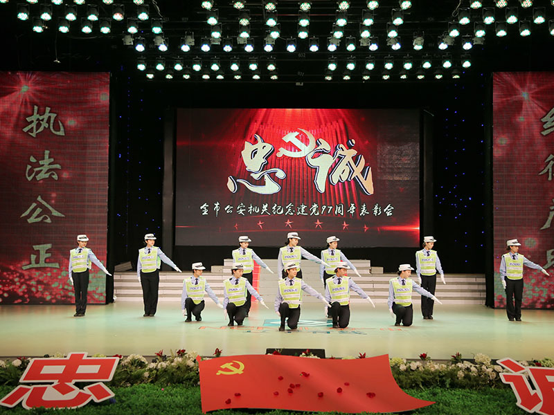 （圖三）遼陽(yáng)交警表演交通指揮手勢(shì)