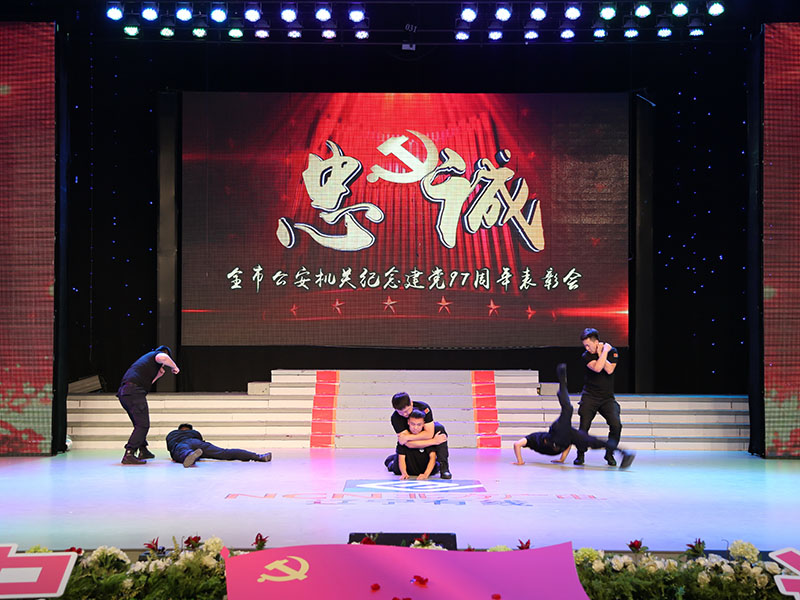 （圖四）遼陽(yáng)公安民警表演擒拿術(shù)