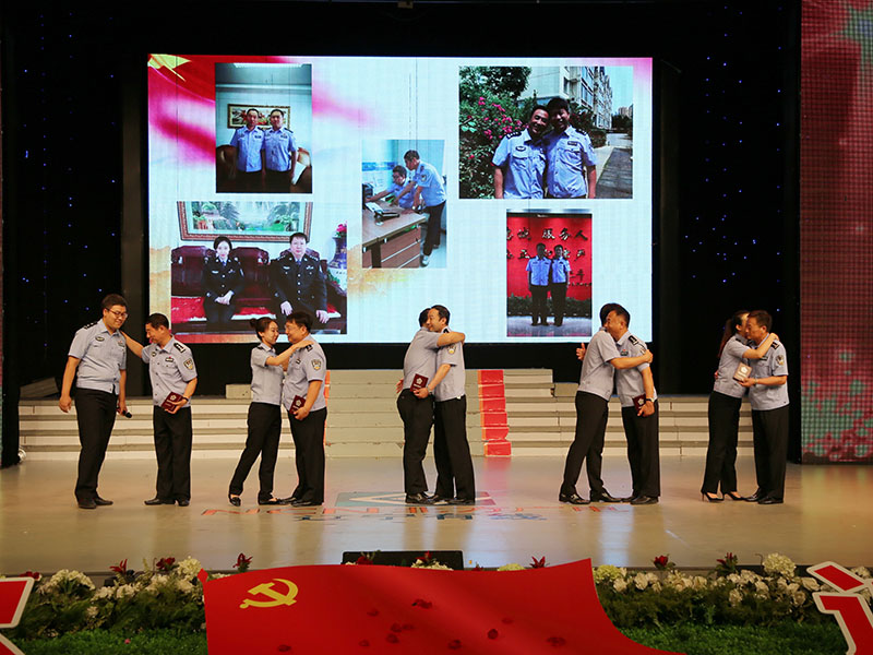 （圖八）上陣父子兵，并肩作戰(zhàn)，用青春熱血展現(xiàn)了一代代人民警察薪火相傳，用平凡奉獻(xiàn)書寫了“人民公安為人民”的無(wú)悔忠誠(chéng)