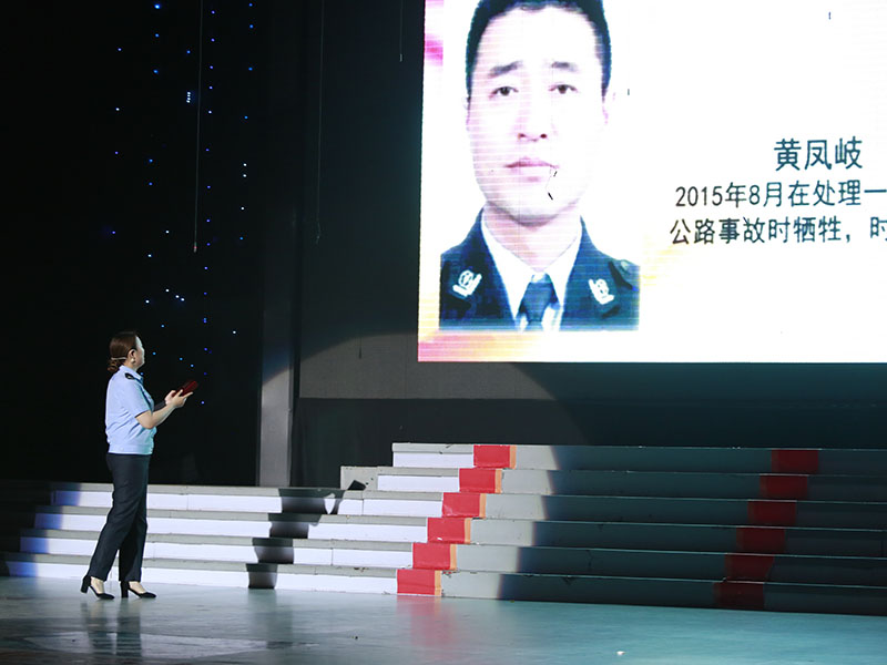 （圖九）因公犧牲民警黃鳳岐的女兒黃珊在追憶自己去世的父親，一代代使命的傳承就是對(duì)先烈在天之靈最好的告慰