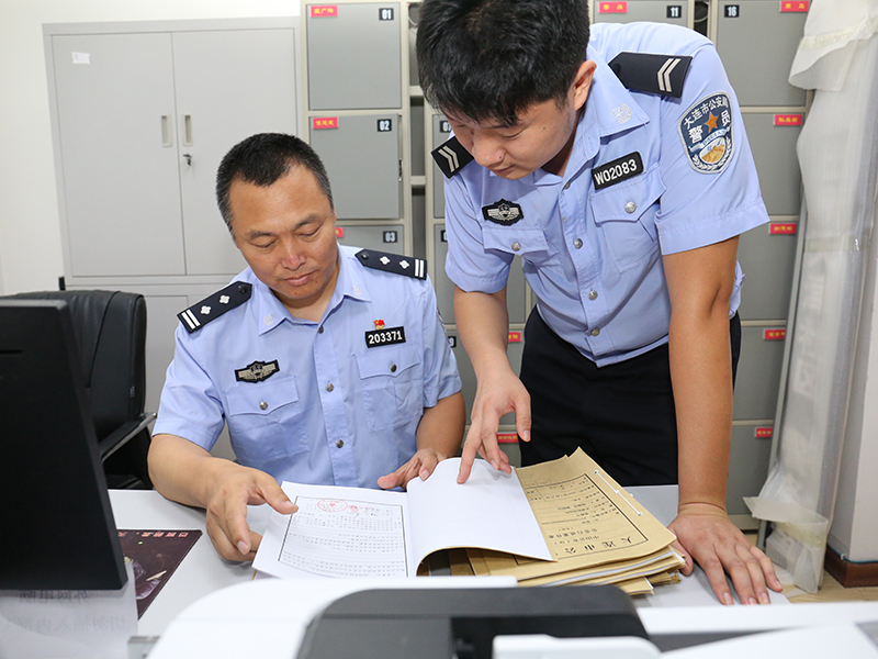 7月10日，王廣祥在派出所與同事討論案情