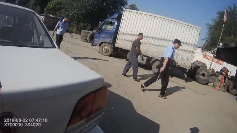 烈日炎炎，民警在路上搜尋持刀男子