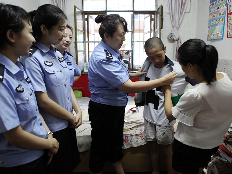尹琳琳為小安陽(yáng)試為他新買的衣服（大圖）