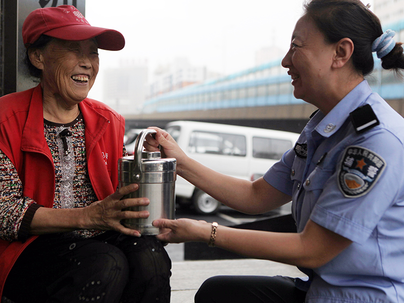 幾年這個(gè)愛(ài)心團(tuán)隊(duì)的女警們每天堅(jiān)持為大廳門口賣報(bào)攤的金大娘送“愛(ài)心午餐”