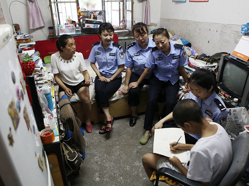 小安陽(yáng)認(rèn)真專注地為警察阿姨畫像（建議大圖）2