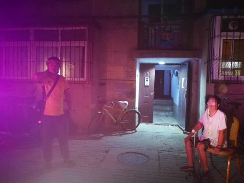 民警到現(xiàn)場后看到小劉已經(jīng)陪老人半個多小時了