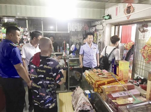 聯(lián)合執(zhí)法人員對仍銷售祭祀用品的商家進(jìn)行勸導(dǎo)查收