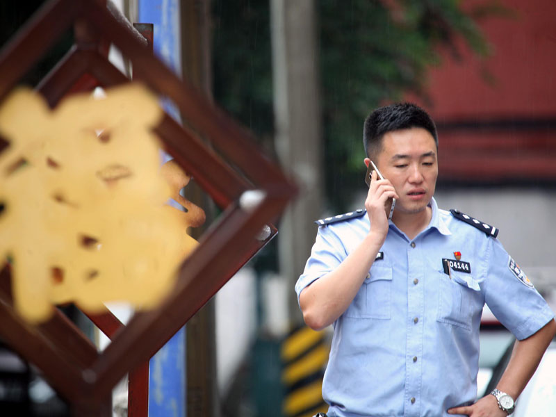 王一鳴在社區(qū)巡查時(shí)街道居民報(bào)警電話，他的手機(jī)號就是“社區(qū)的110”（建議大圖）