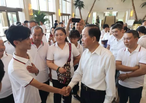 賈春旺理事長(zhǎng)同在寧夏健康療養(yǎng)的英模家屬代表親切交談1_編輯