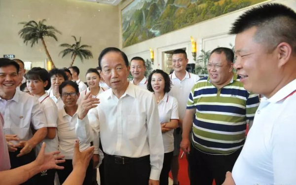 賈春旺理事長(zhǎng)同在寧夏健康療養(yǎng)的英模家屬代表親切交談_編輯