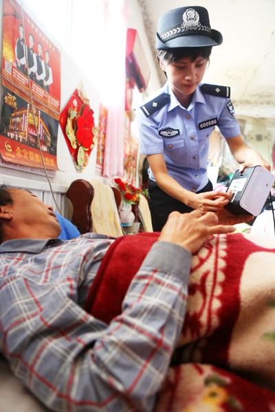 王月得知行動(dòng)不便群眾要辦身份證，便主動(dòng)上門為其錄取指紋信息