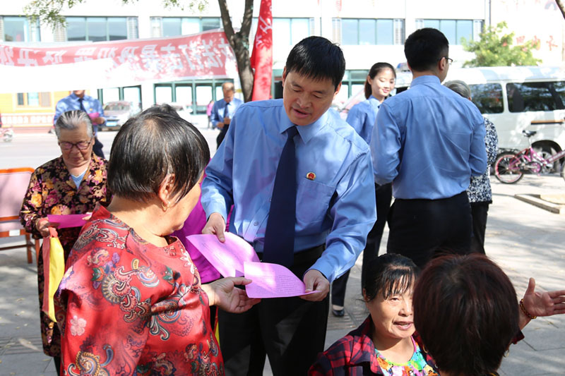 黑山縣人民檢察院檢察官走上街頭向群眾開(kāi)展掃黑除惡宣傳活動(dòng)。