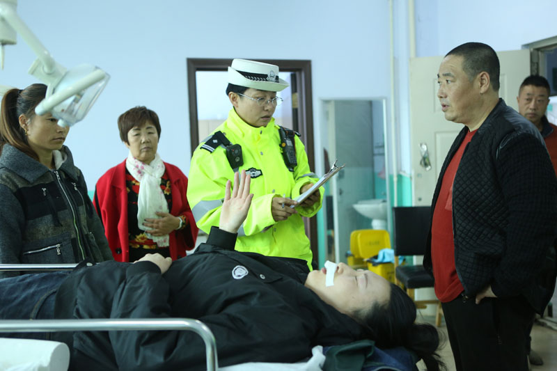 出警回來(lái)已是午飯時(shí)間，范冬梅卻直奔醫(yī)院對(duì)事故當(dāng)事人進(jìn)行調(diào)查取證