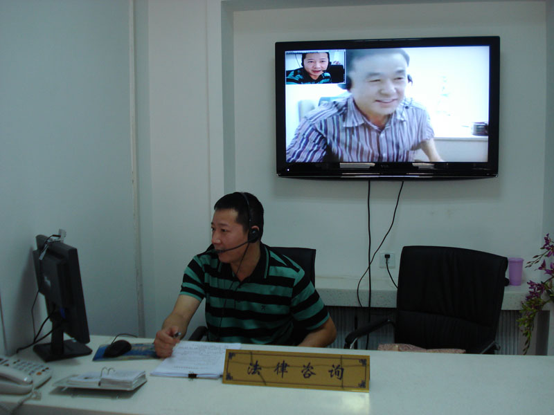 法律援助實現(xiàn)網(wǎng)絡視頻審批。圖為法援工作人員與居民在線咨詢