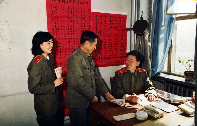 1990年5月，撫順市檢察干警捐款場(chǎng)景