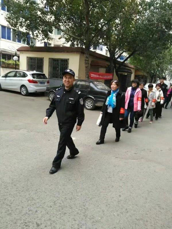 王愛波帶領(lǐng)義務(wù)巡邏隊在巡邏