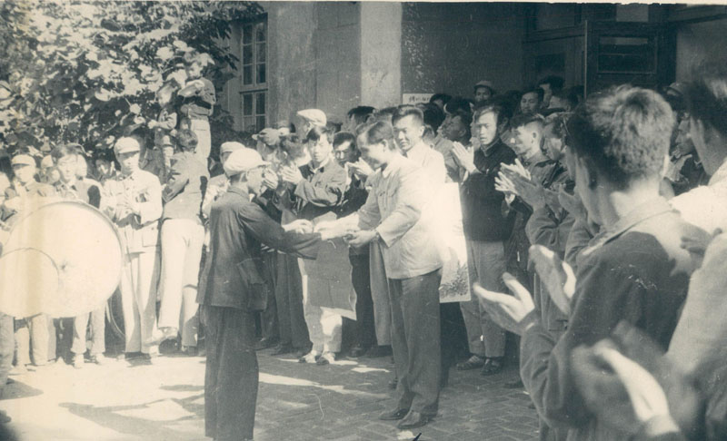 1958年10月10日，公安部在阜新召開參加生產(chǎn)保衛(wèi)生產(chǎn)全國經(jīng)濟(jì)保衛(wèi)現(xiàn)場會，會前市公安局副局長羅萍接受基層代表喜報。