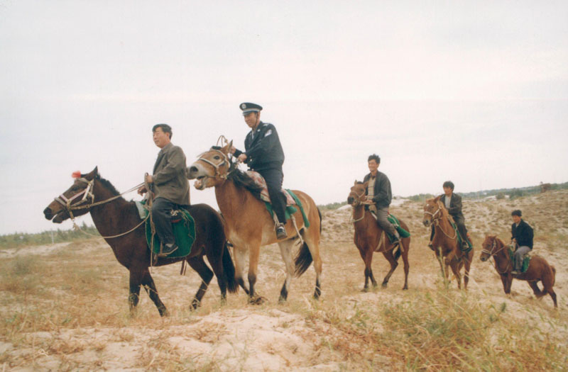 沙漠路少難行，民警為開展工作，堅持騎馬巡邏