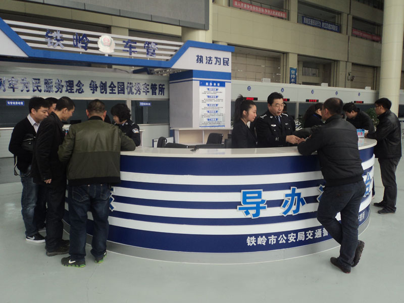 車管所由“鏈條式”服務(wù)改為“一窗式”服務(wù)，群眾辦事更加便捷