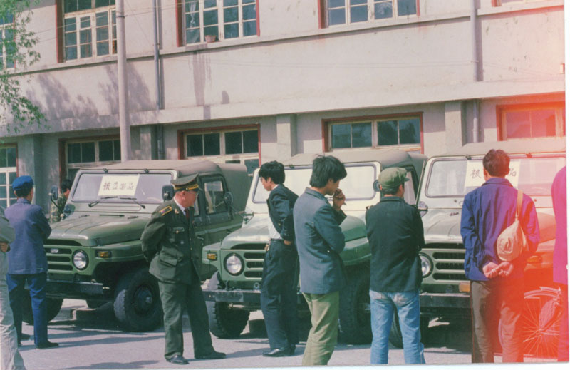 1991年5月22日，分局“兩反”返贓大會(huì)中展示繳獲的贓物吉普車