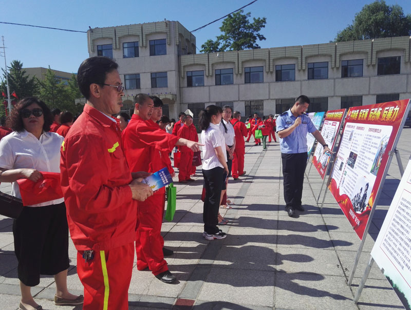 今年9月，沈陽(yáng)采油廠對(duì)油區(qū)職工進(jìn)行安全開(kāi)展普法教育
