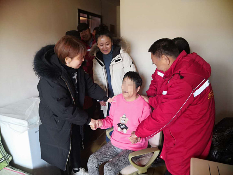 張娜（左一）、王春梅看望癱瘓居民