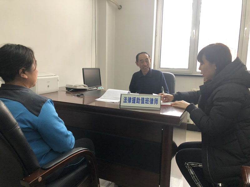 法律援助值班律師王維生（右二）解答市民法律問題，記者（右一）在一旁認真記錄
