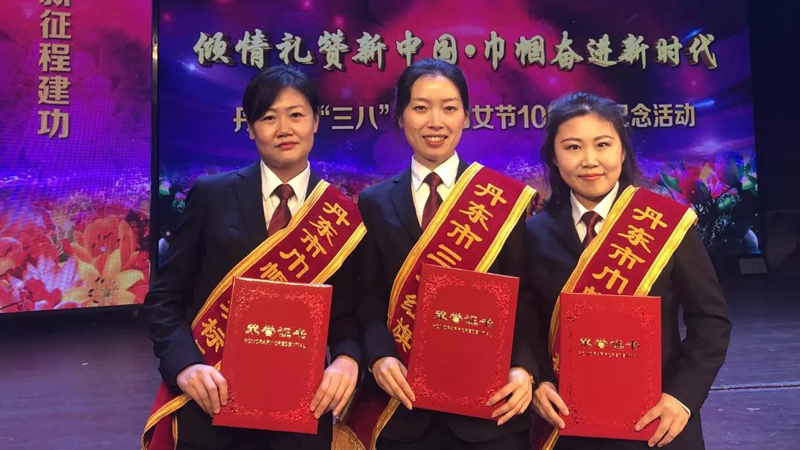 從左往右依次是李曉菲、鄒慧姝、陳曙光